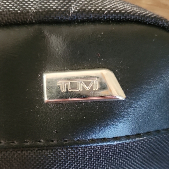 Tumi Small Black Cosmetic Or Toiletry Bag for Men - Picture 2 of 5